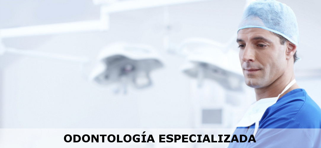 Odontólogo en consultorio odontológico