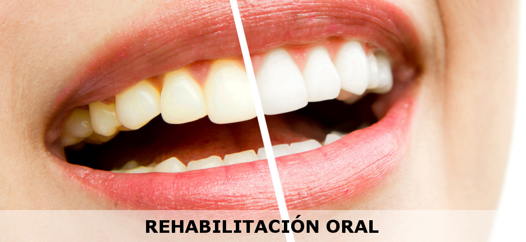 boca mujer enseñando a utilizar la seda dental